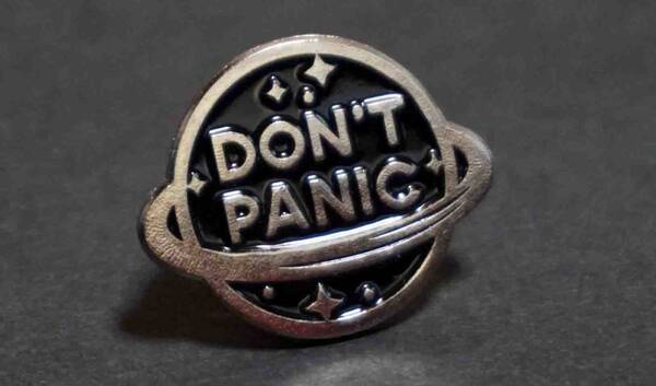 土星ドントパニック■ 金属 ■新品 『DON'T PANIC』 ■スペース 宇宙 SPACE NASA ピンバッジ バッチ■萌え 激渋