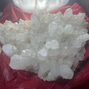 ヒマラヤ産 水晶天然クラスター 一点物 手の甲をかざすと 冷たい気が出てるのを感じられますよ。