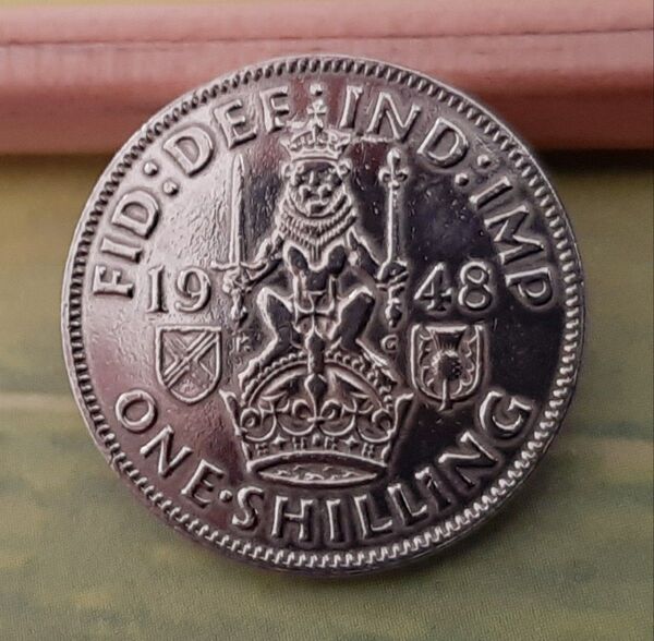 1948年発行のジョージ6世のシリング硬貨、ライオンと王冠のデザイン。- 年号: 1948- 額面: ONE SHILLING