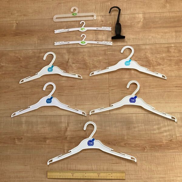 商品陳列用簡易ハンガー9本です。プラスチック製。サイズの数字は必ずしも比例している訳ではありません。