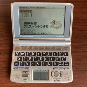 カシオの電子辞書EX-word XD-SW6400。中古品です。実働品です。キズ・汚れあります。液晶は白黒です。電池は付属しません