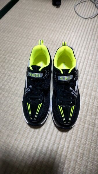 新品 24.5スニーカー 男の子