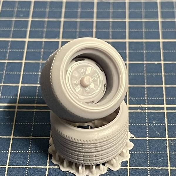 1/24スケール 13インチ ホイール鉄チンC 4h&トレッド付引っ張りタイヤセット