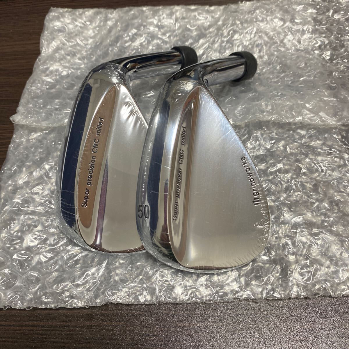 MGD2408_present_wedge_main-