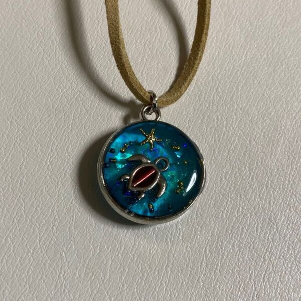 ☆227 ペンダント レジン ハンドメイド カメ 赤×緑 リバーシブル