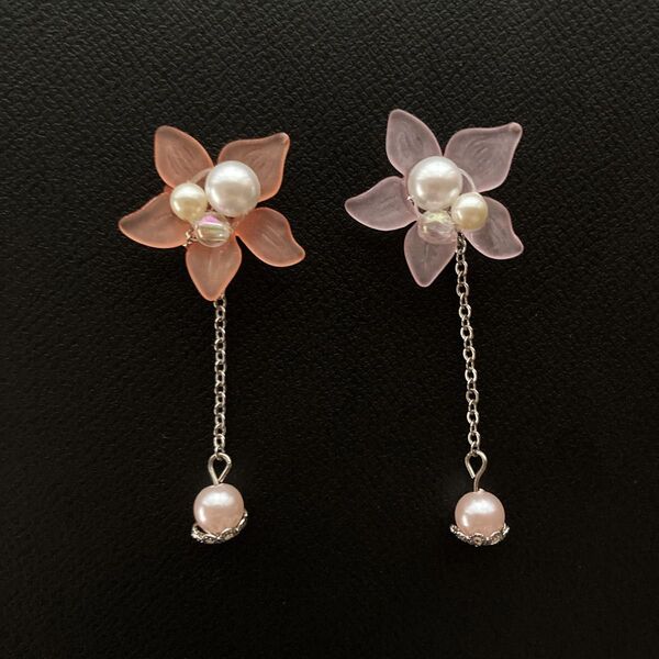 春夏 アンシンメトリー柔らかピンクのお花イヤリング・ピアス シルバー
