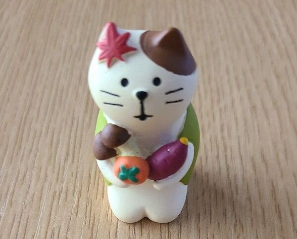 デコレ コンコンブル 秋の実猫 置物 インテリア雑貨小物