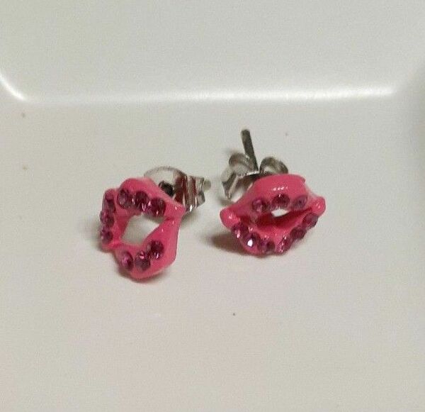 ☆お値下げ ピアス Pierce リップデザイン ショッキングピンク キラキラ