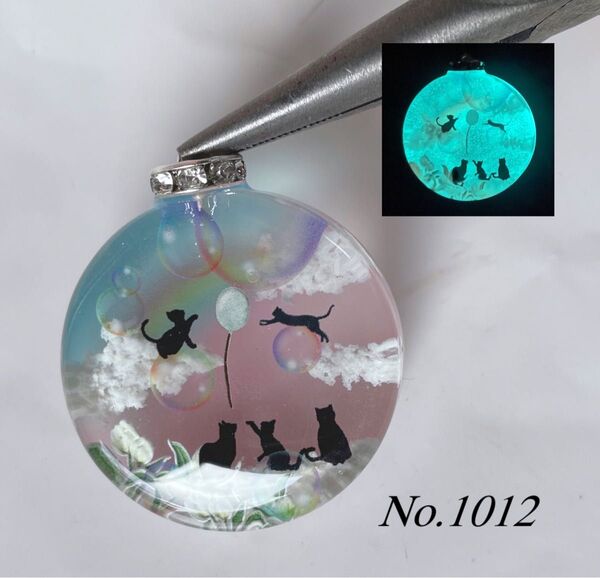レジン/虹とアイスチューリップと子猫達 シャボン玉 蓄光 オルゴナイトネックレス
