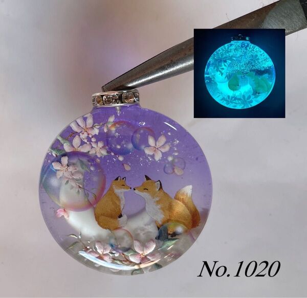 レジン/桃の花と親子キツネ シャボン玉 蓄光 オルゴナイトネックレス