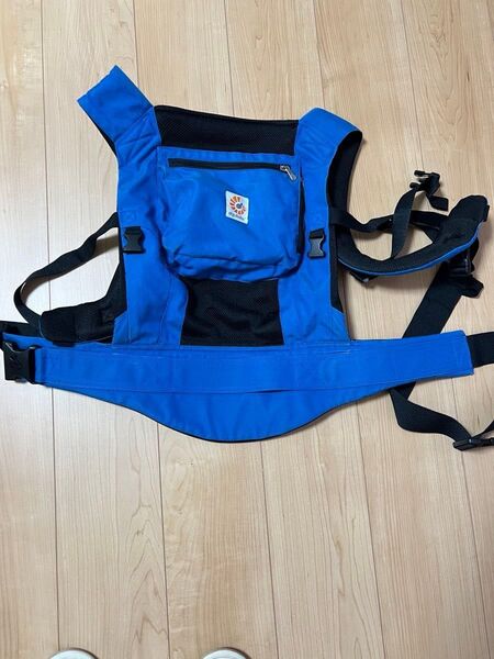 青色の エルゴベビー 抱っこ紐 ergobaby