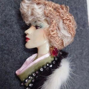 ゴージャスでおしゃれな女性の横顔の完全ハンドメイド ブローチで希少価値あります。