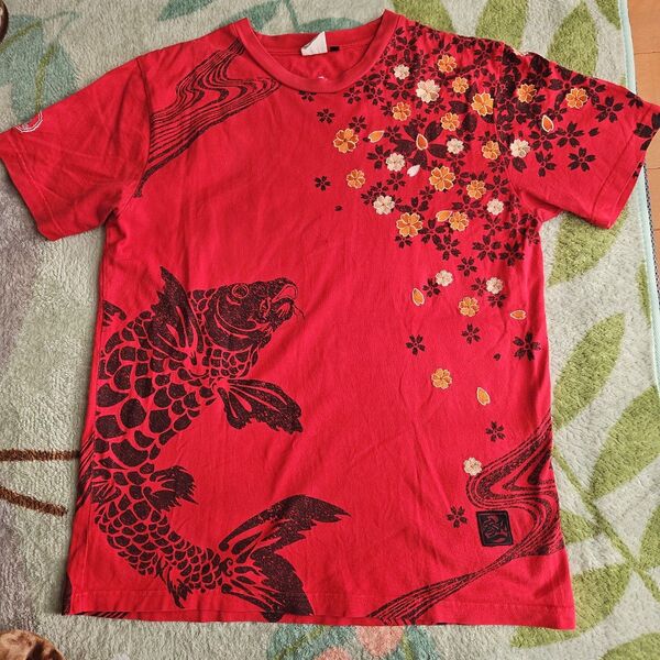 鯉と花柄の赤いTシャツ メンズ XL