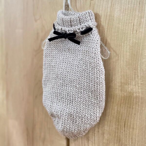 ハンドメイド 犬服ニット 袖なしタートルネックセーター 小型犬用 グレージュ ベルベットリボン付き