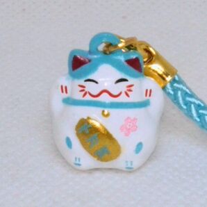まぁるい水色の招き猫の鈴ストラップ