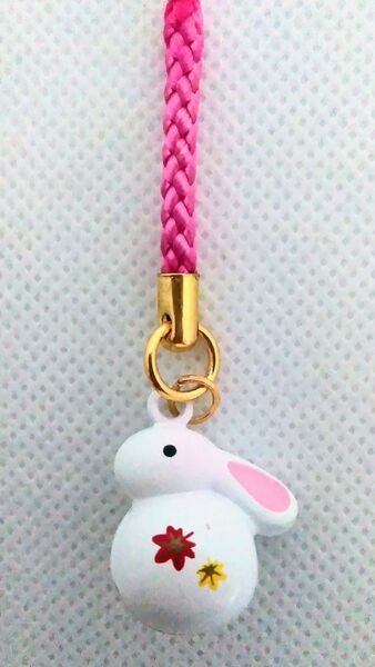 まぁるい白いうさぎの鈴ストラップ