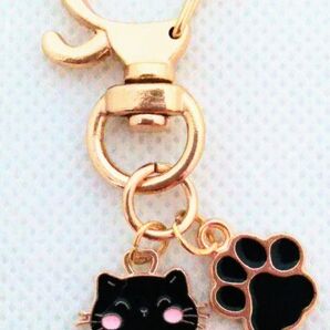 黒色の肉球とハートいっぱい黒い猫キーホルダー