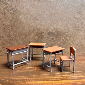 学校の机と椅子 カプセルトイ 4点セット