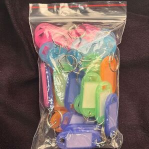 カラフルなキーホルダー、名札、キーラベル、荷物タグが30個セット!ランダムなカラーでキーチェーンとしてもペットの名前タグとしても