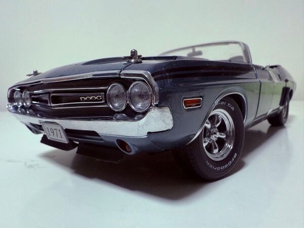 GreenLightグリーンライト/'71 Dodgeダッジ Challengerチャレンジャー R/T コンバー 1/18