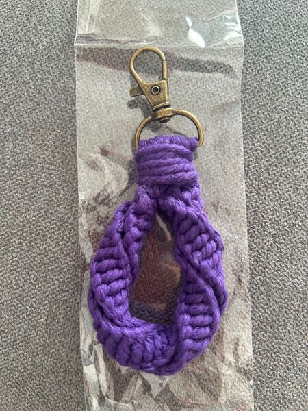 ●早い者勝ち●キーホルダー 紫色 ハンドメイド