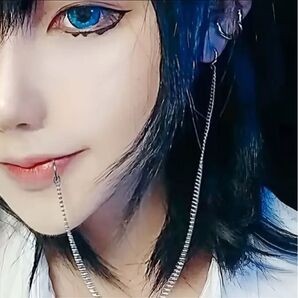 唇と繋がるピアスチェーン 男女兼用