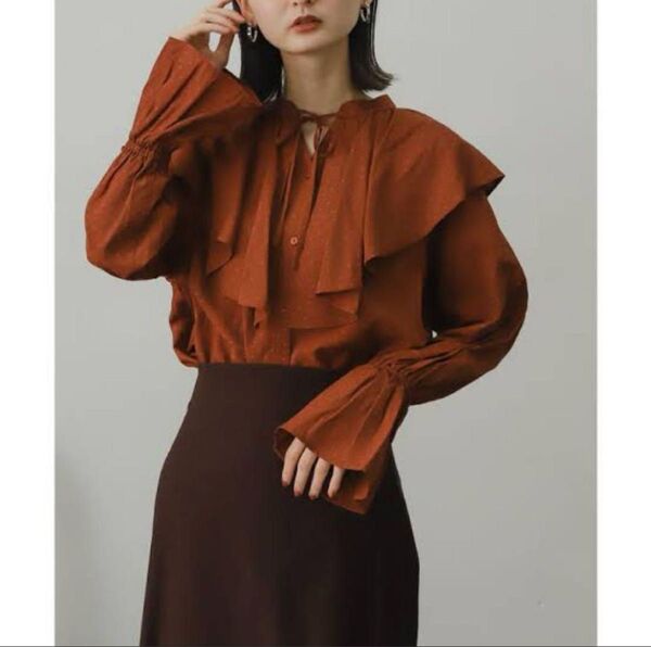 【新品タグ付き】フロッキードットラッフルカラーブラウス/SENSE OF PLACE