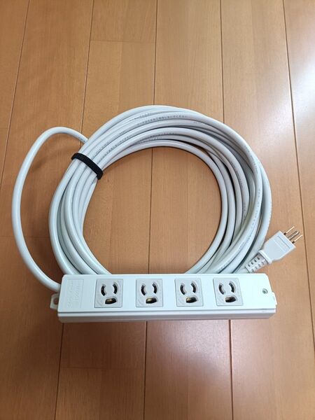 サンワサプライ 3P抜け止め4個口、マグネット・通電ランプ付き電源タップ TAP-K4-10