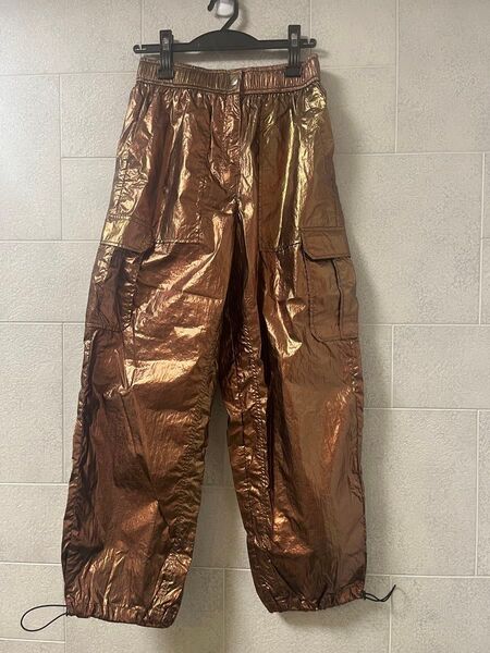 SELENAHELIOS 定価19,800円 カーゴパンツ ブロンズ色の光沢ある パンツ ヤマダヤ