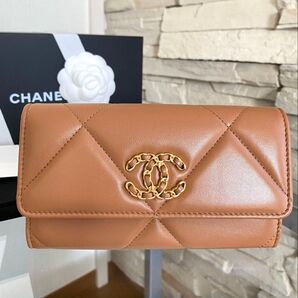 CHANEL 19 ミディアムウォレット ラムスキン 長財布