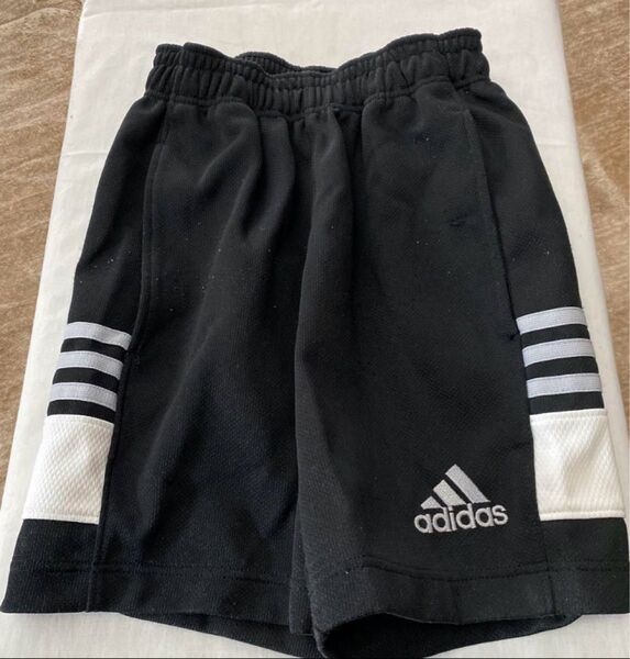 adidas 子どもハーフパンツ 男女兼用