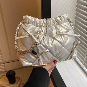 美品 キルティングリボンバッグ ハンドバッグ ホワイト