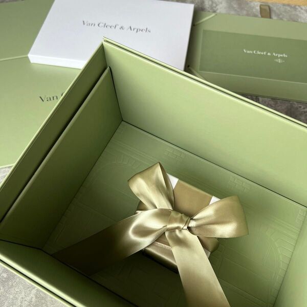 Van Cleef & Arpel ヴァンクリーフ&アーペル ギフトボックス ケース プレゼントに ラッピング 箱