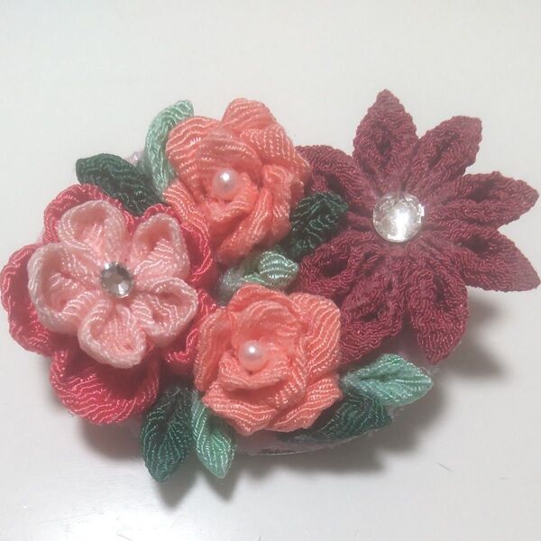 ハンドメイド ブローチ つまみ細工 ちりめん細工 コサージュ 薔薇 赤系 えんじ色