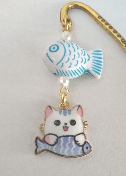 ハンドメイド 魚を捕まえて嬉しいそうな猫のしおり/ブックマーカー