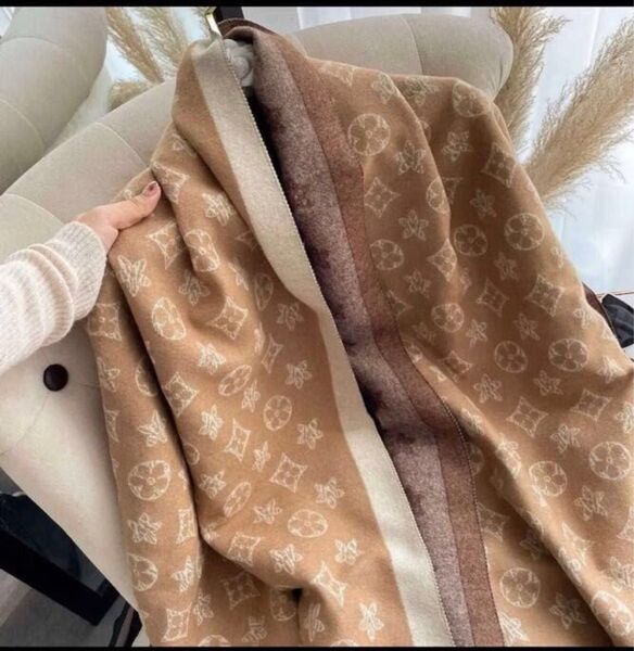 ストール・ショール・モノグラム柄・リバーシブル・カーキ系・ジャガード織・カシミヤタッチ・ストールアレンジ・インテリアのアクセント等