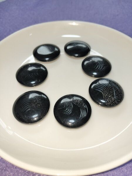 訳あり 30mm ブラックデザインボタン 7個セット ヴィンテージ風