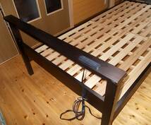 シンプルな木製フレームのシングルベッド（スノコ板＆コンセント2個口付き）★ダークブラウン（こげ茶）★_画像9