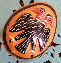 【卵型でコロンとかわいい♪】エスニック柄のペイントがおしゃれ！　南米　ペルー旅行土産　双頭の鷲モチーフ 手作り 土笛 オカリナ風楽器_画像3