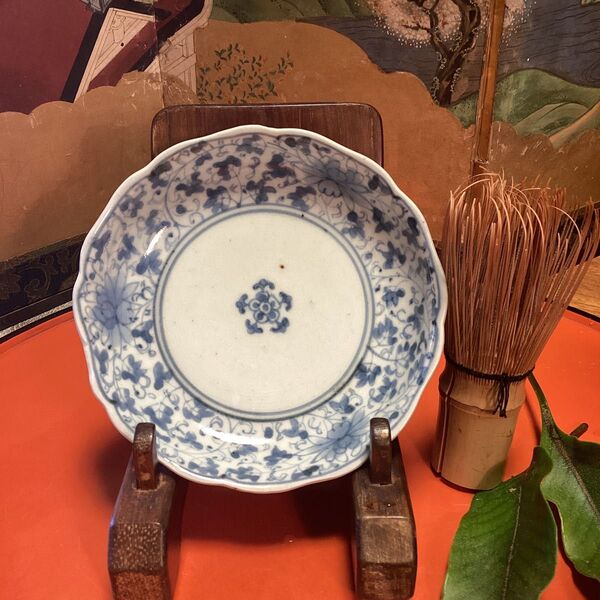 A907 古伊万里 (藍柿右衛門様式)染付 花唐草紋様 輪花型 小皿 1枚 渦福