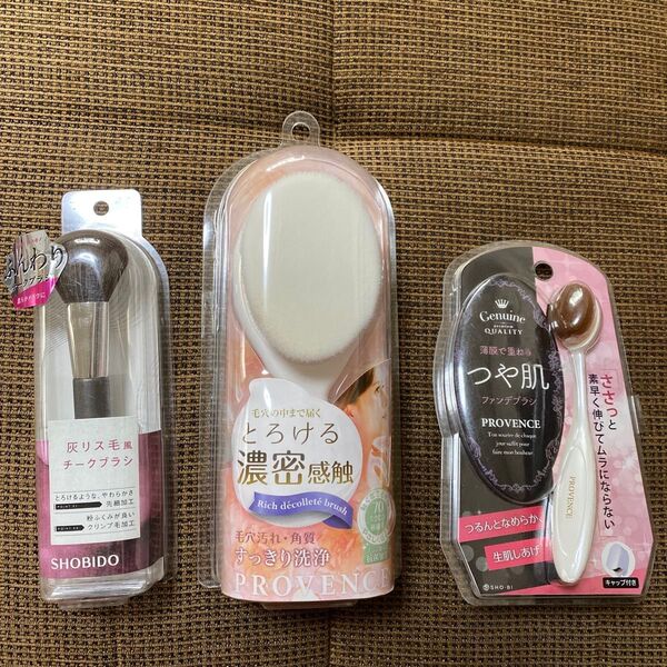 粧美堂 リッチデコルテブラシ & チークブラシ & つや肌ファンデブラシ セット売り(おまけ付き)