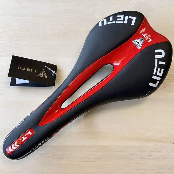 自転車サドル スポーツバイク仕様 薄型 ブラック赤ライン【匿名配送 送料無料】