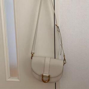 CHARLES&KEITH / ガビーヌ サドルバッグ クリーム