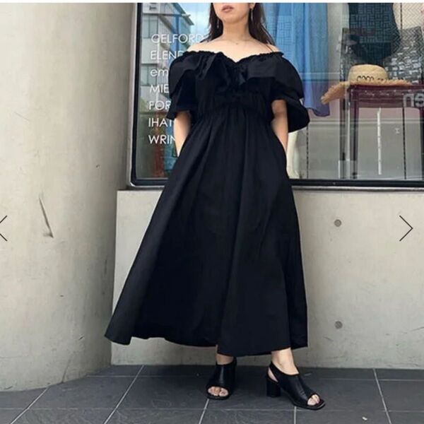 L'altro フリルコットンワンピース ブラック オフショルダー