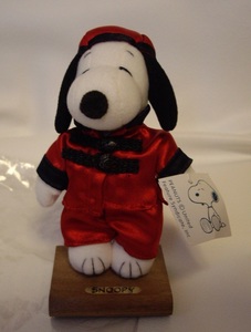 レア！新品★ピーナッツ 公式製品 スヌーピー 人形 フィギュア 赤い服★高さ約15ｃｍ★　 犬　ドッグ　イヌ　DOG