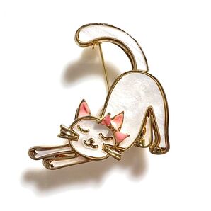 伸びるねこのブローチ