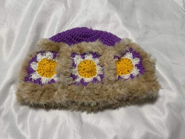 ハンドメイド 手編み ニット帽 帽子 お花 ハンドメイド手編み帽子 グラニースクエア 紫 ファー y2k ビーニー 個性派