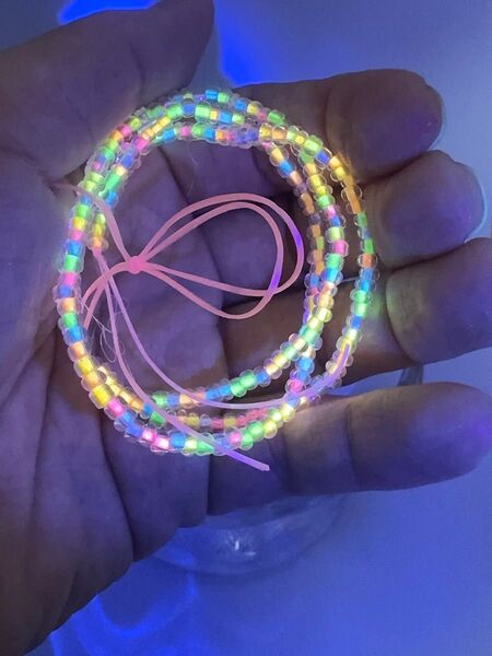 蓄光ビーズ 小粒 3mm 連材 40cm ビーズ 素材 暗闇で光る