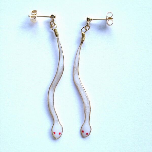 ハンドメイド 白蛇 ピアス ①