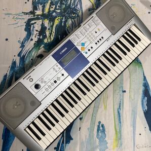 YAMAHA PSR-E323 電子ピアノ【譜面台・脚付き】